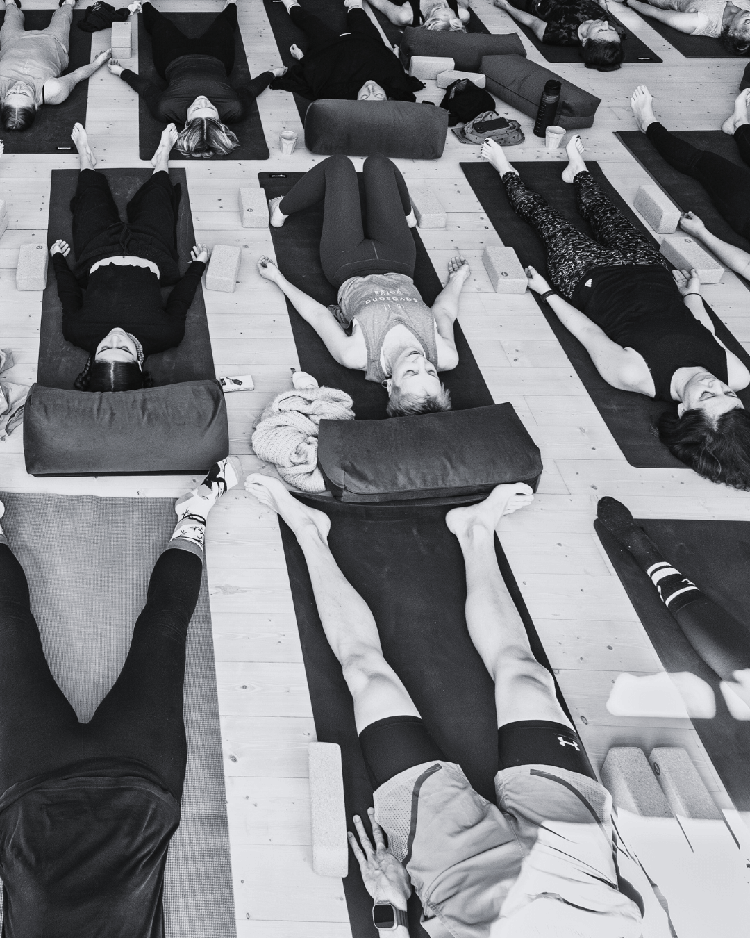 Gruppe macht Yoga