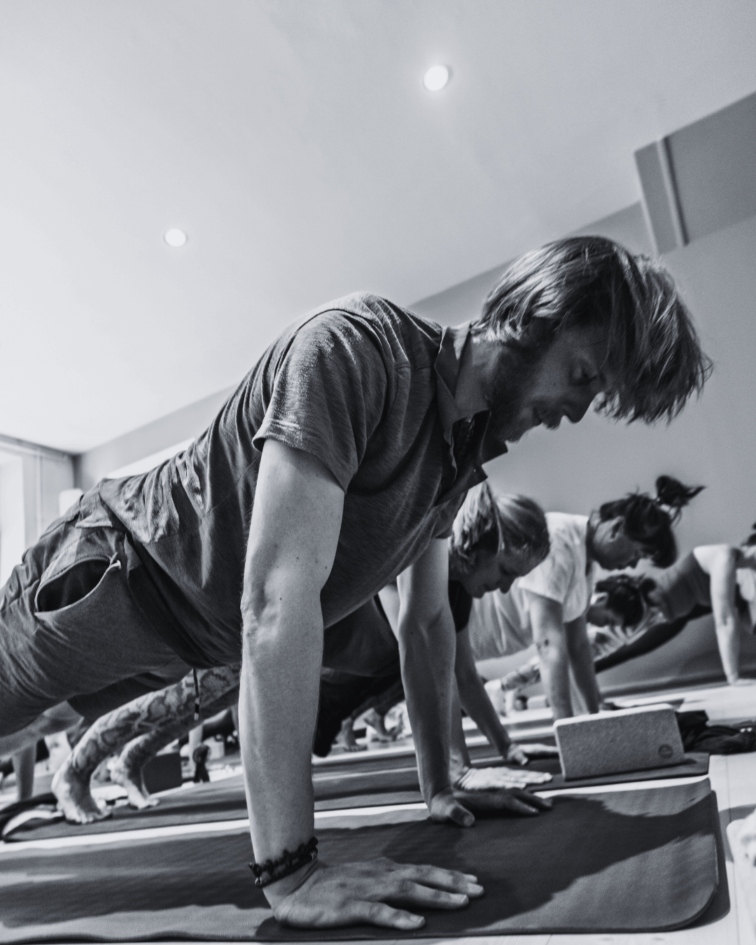 Mann macht Yoga