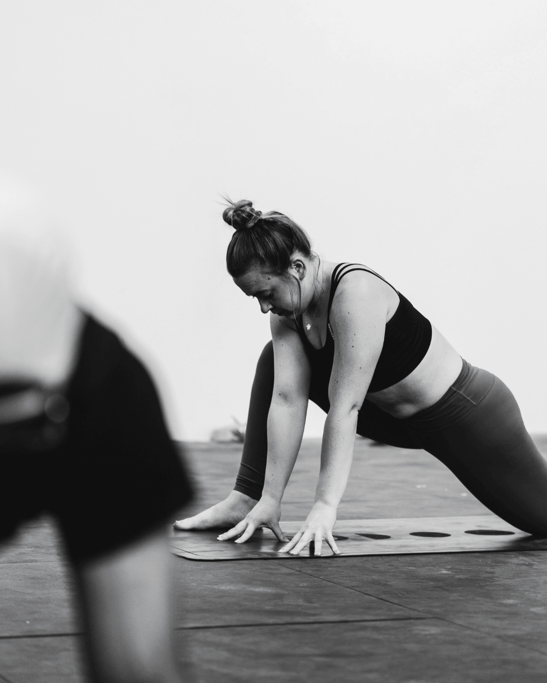 Frau macht Yoga Übung